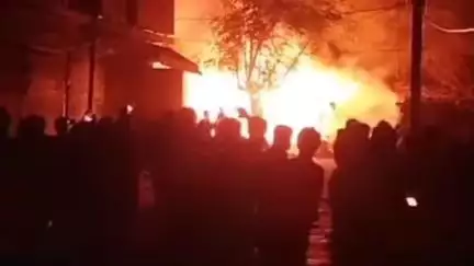 रसूलपुर कब्रिस्तान के बगल में खाली पड़ी कई झोपड़ियों में लगी आग पर फायर ब्रिगेड की टीम ने पाया काबू, पुलिस जांच में जुटी