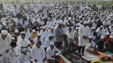 हसनपुर: सैदनगली क्षेत्र में स्थित ईदगाह पर ईद की नमाज अदा करने के लिए पहुंचे मुस्लिम भाई