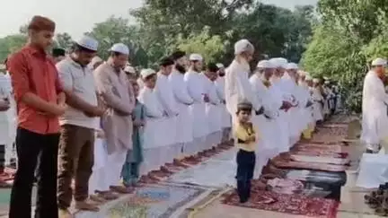 नगर के वैराफिरोजपुर मार्ग स्थित ईदगाह पर नमाजियों ने बकरीद की नमाज में अमन-चैन की दुआ की, भारी पुलिस बल रहा मौजूद