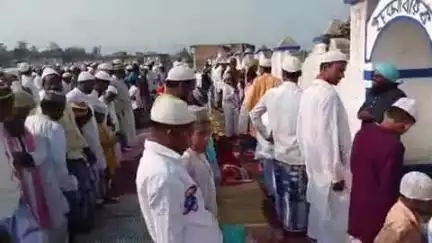 মুরারই ১: কাশিলা গ্রামের ঈদগাহ ময়দানে ঈদ উল আযহার নামাজে শামিল গ্রামবাসীরা