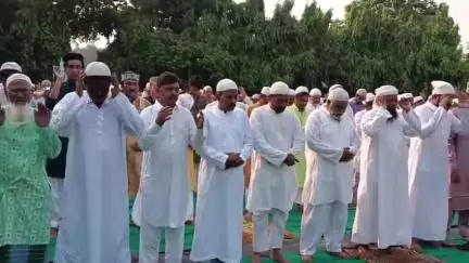 বহরমপুর: বহরমপুর শহরের গির্জার মোর সংলগ্ন ময়দানে মহাসমালয়ে উদযাপিত হলো ঈদুল আযহা নামাজ আদায়