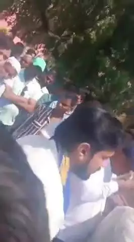 सांसद चंद्रशेखर आजाद का बहुजन समाज ने किया बहिष्कार और कहा – "जहां जाता है मुकदमें लगवा देता और खुद निकल जाने के बाद दुबारा नहीं आता",
 हमारे बच्चों पर आज भी मुकदमें लड़ रहे हैं..
इन्हे कौन बचाएगा ?? #KomalAhirwar मूकनायक