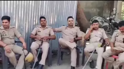 निचलौल: निचलौल नगर के मस्जिद में अकीदत के साथ बकरीद की नमाज अदा की गई, पुलिस बल भी रहा मौजूद