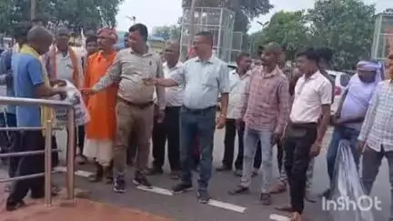 बलरामपुर: बलरामपुर में समाज ने गैर आदिवासी से विवाह करने वाली आदिवासी महिलाओं का आरक्षण शून्य करने की मांग को लेकर सौंपा ज्ञापन