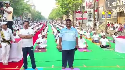 నగరంలో 5,000 మందితో యోగ కార్యక్రమం, పాల్గొన్న కలెక్టర్, ఎమ్మెల్యే