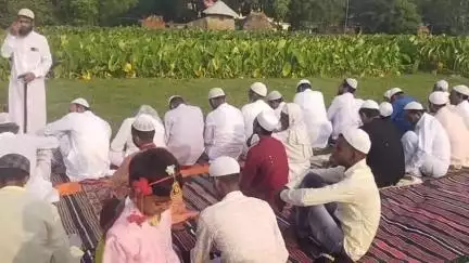 ময়ূরেশ্বর ২: মহিদাপুরে নমাজে অংশ নিল এলাকার মুললিম ধর্মাবলম্বী মানুষেরা