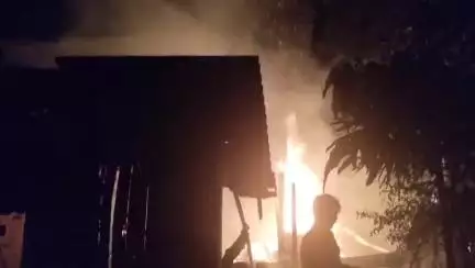 ছিপাঝাৰ: দৰঙৰ দেওমৰনৈ সমলাৰ কনেশ্বৰ বৰুৱাৰ বাসগৃহত ভয়ানক অগ্নিকাণ্ড, প্ৰায় ছয় লক্ষাধিক টকাৰ সামগ্ৰী জুইত ভস্মীভূত