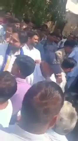 "जहां जाता है मुकदमें लगवा देता और खुद निकल जाने के बाद दुबारा नहीं आता",
 हमारे बच्चों पर आज भी मुकदमें लड़ रहे हैं..
इन्हे कौन बचाएगा ?? हमने 50 करोड़ चंदा दिया उसमे से नहीं तो गरीब परिवार को 5लाख ही दे तो जाने.. #KomalAhirwar #मूकनायक