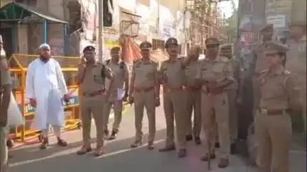 फिरोज़ाबाद: ईदगाह परिसर में पुलिस की कड़ी सुरक्षा के बीच मुस्लिम भाइयों ने बकरीद की नमाज अदा की