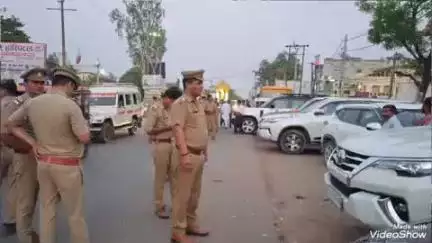 उतरौला: थाना प्रभारी अवधेश राज सिंह ने बकरीद के त्योहार पर बधाई देने गए सपा सांसद के काफिले के 10 वाहनों का किया चालान