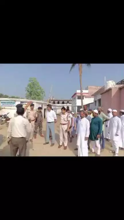 बकरीद पर्व के अवसर पर मधुबनी पुलिस चौक-चौराहों पर सुरक्षा व्यवस्था को लेकर अपने कर्तव्य पर मुस्तैदी से तैनात।