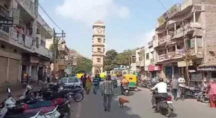 વઢવાણ: સુરેન્દ્રનગર એ ડિવિઝન પોલીસમાં થતે દુધરેજ ગામમાં ત્રણ શખ્સોએ એક વ્યક્તિને માર માર્યાની ફરિયાદ નોંધાય