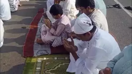 मधुपुर: स्वास्थ्य मंत्री डॉ इरफान अंसारी ने मधुपुर के मदीना ईदगाह में बकरीद की नमाज अदा की, नफरत मिटाने का संदेश दिया