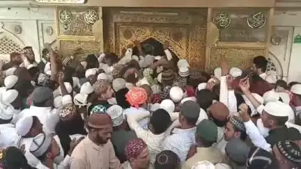 अजमेर: ईद उल अजहा के मौके पर ख़्वाज़ा साहब की दरगाह में खुला जन्नत्ति दरवाजा, भाईचारे के लिए खुशियाली में मांग रहे हैं दुआ