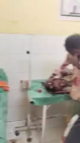 महोबा: कबरई के सरकारी अस्पताल में इलाज का मजाक, डॉक्टर नदारद, परिजन बने डॉक्टर, वीडियो हुआ वायरल