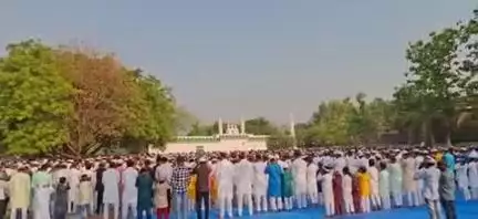 सिकंदरपुर: सिकंदरपुर नगर के मस्जिदों और ईदगाहों में कड़ी सुरक्षा व्यवस्था के बीच संपन्न हुई बकरीद की नमाज