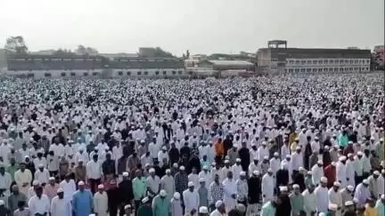परभणी: विश्वशांतीची दुआ करत ईदगाह मैदानावर ईद उल अज़्हा बकरीद ईद निमित्त हजारो मुस्लिम बांधवांनी केली सामुहिक नमाज अदा