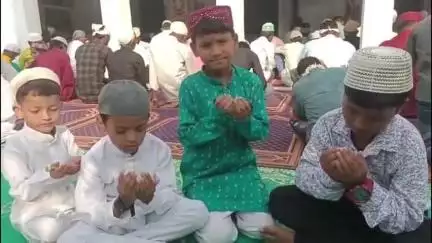 बिहिया: बिहिया के रामपुर मस्जिद में मुस्लिम भाइयों ने बकरीद की नमाज अदा की, देश में आपसी भाईचारा और अमन की मांगी दुआ