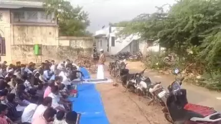 ஆவுடையார் கோவில்: முத்துக்குடா உள்ளிட்ட பல்வேறு இடங்களில் பக்ரீத் பண்டிகை முன்னிட்டு இஸ்லாமிய பெருமக்கள் சிறப்பு தொழுகை ஈடுபட்டனர்