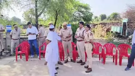 बेगुं: ईदुल जुहा के अवसर पर मुस्लिम समाज के युवाओं ने बेगू नगर के डोराई मार्ग पर स्थित ईदगाह पर सामूहिक नमाज अदा की