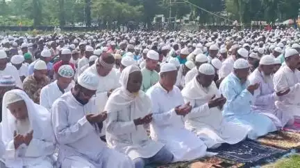 নগাঁও: ইছলাম ধৰ্মাৱলম্বী লোকসকলৰ আজি পবিত্র ঈদ-উল-আজহা,ঈদ উপলক্ষে জাজৰীত সকলোৱে সমূহীয়া নামাজ আদায় কৰিছে