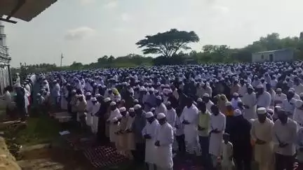 ಚಾಮರಾಜನಗರ: ನಗರದಲ್ಲಿ ಸಂಭ್ರಮದ ಬಕ್ರೀದ್: ಸಾಮೂಹಿಕ ಪ್ರಾರ್ಥನೆ ಸಲ್ಲಿಸಿದ ಮುಸ್ಲಿಮರು