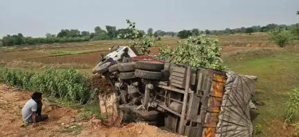 फरसाबहार: उपरकछार क्षेत्र में कोयले से भरी ट्रक पलटी, चालक और खलासी सुरक्षित