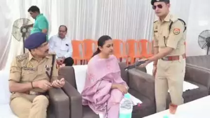 बुलंदशहर: अंसारी रोड स्थित नगर पालिका बुलंदशहर के कैंप कार्यालय पर डीएम और एसएसपी ने लोगों को ईद की शुभकामनाएं दी