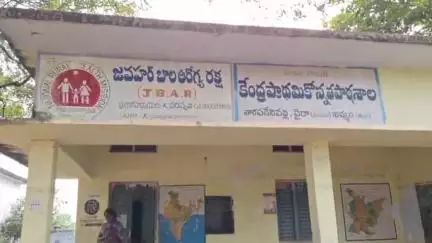 వైరా: ఖమ్మం జిల్లా వైర మండలం నారపనేనిపల్లి ప్రభుత్వ ప్రాథమిక ఉన్నత పాఠశాలలో ఒకరే విద్యార్థిని# localissue