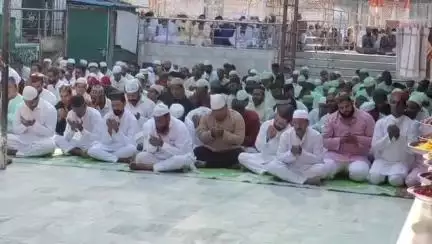 गोरखपुर: गोरखपुर के नॉर्मल स्थित मुबारक खान शहीद दरगाह पर अकीदत के साथ अदा हुई ईद उल अजहा की नमाज