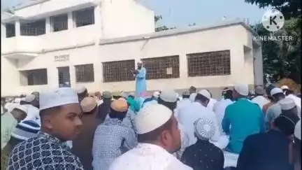 মথুরাপুর ১: কুরবানী ঈদ উপলক্ষে মথুরাপুর এক নম্বর ব্লকের বিভিন্ন ঈদগাহ মাঠে চলছে ঈদের নামাজ