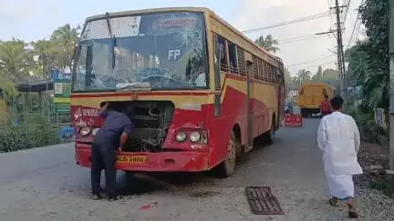തൃശൂർ: മുണ്ടൂരിൽ ബസ്സുകൾ കൂട്ടിയിടിച്ച് അപകടം;ആറ് പേർക്ക് പരിക്കേറ്റു