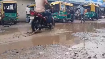 হাসনাবাদ: হাসনাবাদ বাজারের রাস্তার বেহাল দশা, দুর্ভোগে বাজারের ক্রেতা বিক্রেতারা#jansamasya