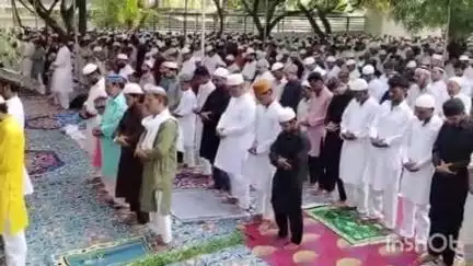 रेलवे स्टेशन के समीप डबल फाटक स्थित ईदगाह में कड़ी सुरक्षा व्यवस्था के बीच पढ़ी गई ईद उल अजहा बकरीद की नमाज