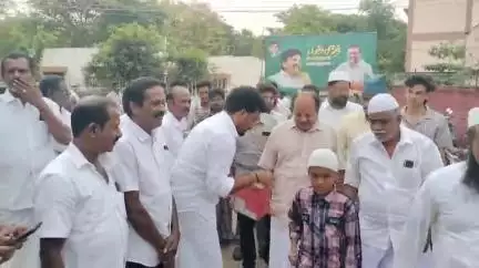 புதுக்கோட்டை: 15,000 இஸ்லாமியர்கள் ஒன்று கூடி ஈத்கா பள்ளிவாசலில் பக்ரீத் பண்டிகை முன்னிட்டு சிறப்பு தொழுகையில் ஈடுபட்டு வாழ்த்துக்கள் தெரிவித்தனர்