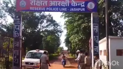 जशपुर: जशपुर पुलिस ने यातायात नियमों का पालन कराने के लिए सख्ती दिखाई, 12 पुलिसकर्मियों का बिना हेलमेट चालान काटा गया
