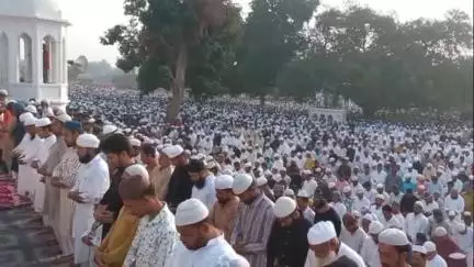 अमरोहा: अमरोहा में बकरीद की नमाज के लिए उमड़े नमाजी, एएसपी सहित कई अधिकारी भी रहे उपस्थित