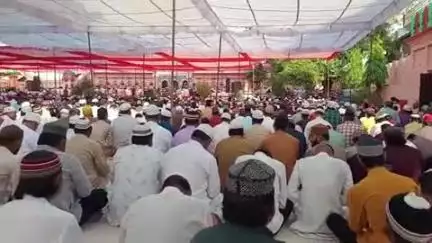 टीकमगढ़: टीकमगढ़ ईदगाह में बकरीद की नमाज: हजारों लोगों ने एक साथ नमाज अदा कर अमन-चैन की दुआ मांगी, पुलिस रही सक्रिय