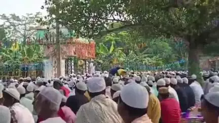 ডোমকল: ডোমকলের ইদগাহ ময়দানে ইদ-উল-আজহা'র বিশেষ নমাজ আদায় মুসলিম ধর্মাবলম্বী মানুষের