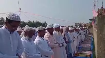 লংকা: লংকাজান আঞ্চলিক ঈদগাহ মৈয়দানত প্ৰায় তিনিহাজাৰ লোকে একত্রিত হৈ আঞ্চলিক ভিত্তিত পবিত্ৰ ঈদ উজ জোহাৰ নামাজ কৰে আদায়