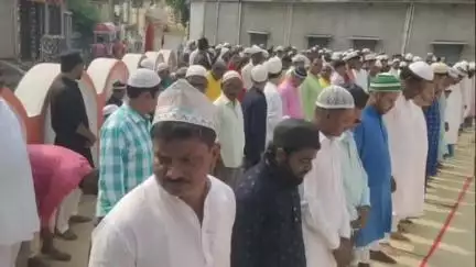 কৃষ্ণনগর ১: বকরি ইদে কৃষ্ণনগর নলুয়াপাড়া ইদগায় ইসলাম ধর্মাবলম্বী মানুষজন ইদ-উল-আজাহার নামাজে অংশগ্রহণ করল