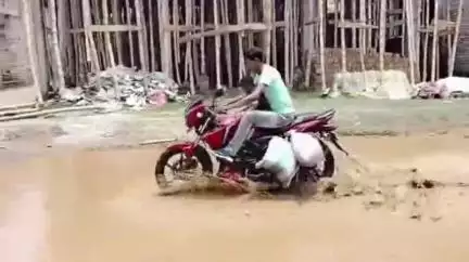 নওদা: নওদা থানার ত্রিমোহনি ক্লাব ঘর থেকে সর্বাঙ্গাপুর পর্যন্ত প্রায় 6 কিমি রাস্তা বেহাল অবস্থা, সমস্যায় গ্রামবাসী #jansamasya