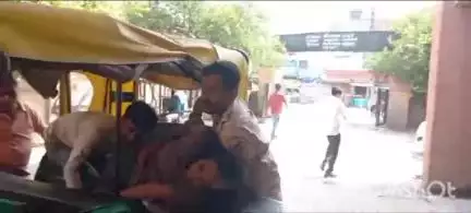 एटा: हरचंदपुर पेट्रोल पंप के पास ट्रक ने बाइक में मारी टक्कर, लड़की सहित बाइक सवार 3 लोग घायल, मेडिकल कॉलेज में भर्ती