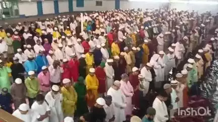 কোচবিহার ১: কোচবিহার নেতাজি ইন্ডোর স্টেডিয়ামে অনুষ্ঠিত হল ইদ উল আজাহারের নমাজ