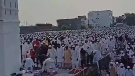 शहरात विविध मस्जिद मैदानावर बकरी ईदनिमित्त मुस्लिम बांधवांनी सामूहिक नमाज  केली अदा