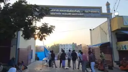 விருதுநகர்: பக்ரீத் பண்டிகை- பெரிய பள்ளிவாசல் ஜமாத்திற்கு பாத்தியப்பட்ட மதரசா கல்வி வளாகத்தில் சிறப்பு தொழுகை
