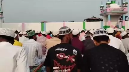 নাকাশিপাড়া: ইদে নমাজ পড়তে রাজাপুর জামে মসজিদে গেলেন মুসলিম ধর্মপ্রাণ মানুষেরা