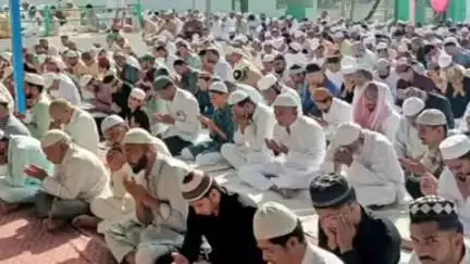 झालरापाटन: झालरापाटन में पारंपरिक तरीके से मनाया गया ईद का त्योहार, शहर काजी की अगुवाई में हजारों लोगों ने ईदगाह में नमाज अदा की