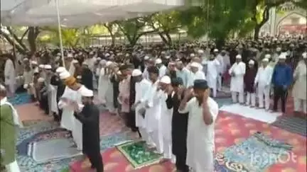 लालगंज: खीरो कस्बे में शनिवार को ईद उल अज़हा का त्यौहार शांतिपूर्ण माहौल में मनाया गया, ईदगाह में नमाज अदा कराई गई