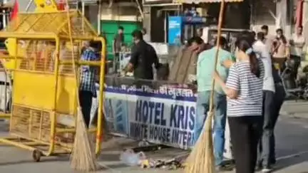 बाड़मेर: कलेक्टर टीना डाबी ने नवो बाड़मेर अभियान के तहत शहर को साफ करने के अभियान में खुद संभाला मोर्चा, झाड़ू लगाते हुए नजर आईं